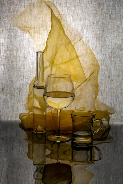 Bodegón Con Cristalería Sobre Una Superficie Reflectante Con Tela — Foto de Stock