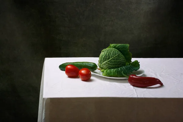 Νεκρή Φύση Λάχανο Savoy Ντομάτες Αγγούρι Και Κόκκινη Πιπεριά — Φωτογραφία Αρχείου