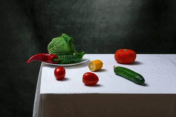 Νεκρή Φύση Λάχανο Savoy Ντομάτες Αγγούρι Κόκκινη Πιπεριά Λεμόνι Και — Φωτογραφία Αρχείου