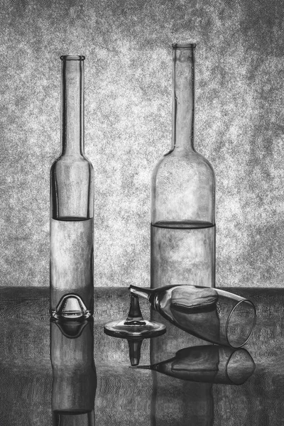 ボトルと壊れたガラスと黒と白の静物画 — ストック写真