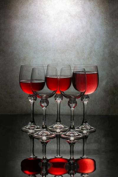 Stilleven Met Glazen Met Rode Vloeistof — Stockfoto