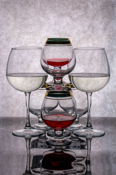 Фігура Скляного Посуду Відбиваючій Поверхні — стокове фото