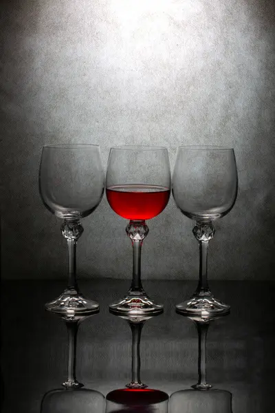 まだ赤い液体の3つのガラスとの生活 — ストック写真