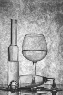 Siyah beyaz şişeler ve kırık bardaklarla dolu