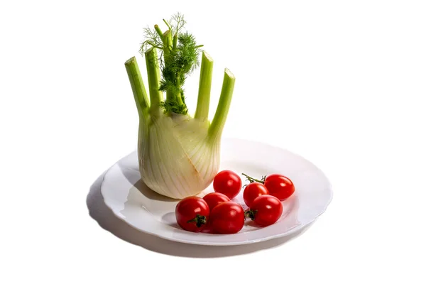 Venkelplant Een Bord Met Tomaten Een Witte Ondergrond — Stockfoto
