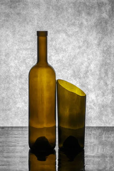 Μπουκάλι Και Μέρος Του Μπουκαλιού Γκρι Φόντο — Φωτογραφία Αρχείου