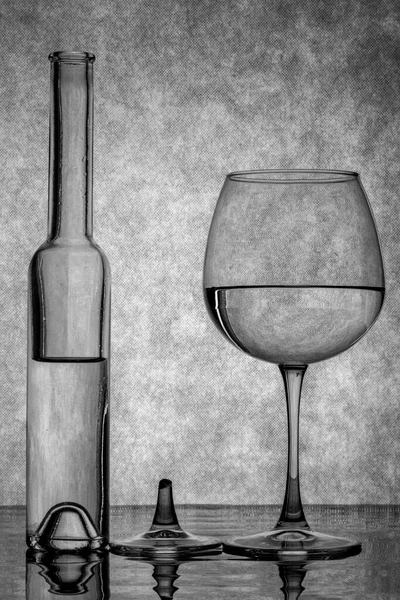 Zwart Wit Stilleven Met Flessen Een Gebroken Glas — Stockfoto