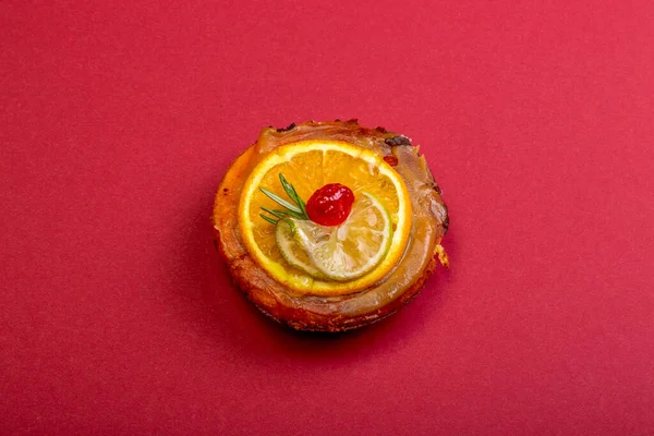 Сырный Торт Мармеладом Лаймом Оранжевыми Ломтиками Красном Фоне — стоковое фото
