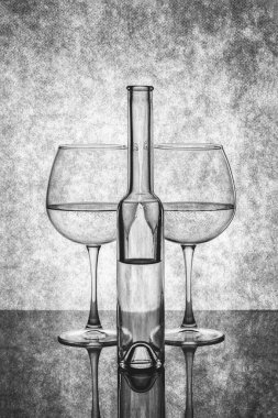 Gri arka planda cam nesnelerle dolu bir hayat