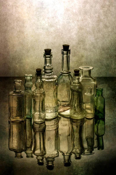 Stilleven Met Oude Glazen Flessen Met Reflectie — Stockfoto