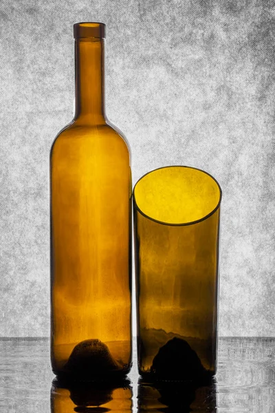 ボトルとボトルの一部を灰色の背景に — ストック写真