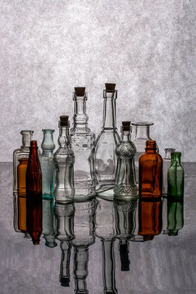 Stillleben Mit Alten Glasflaschen Mit Spiegelung — Stockfoto