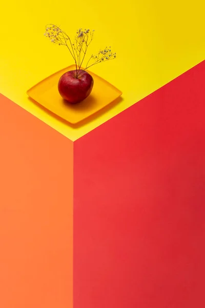 Bodegón Geométrico Con Una Manzana Roja Plato Amarillo — Foto de Stock