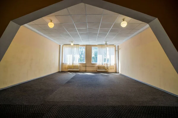 Interior Uma Sala Vazia Com Janelas Arco — Fotografia de Stock