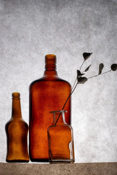まだ色のボトルと乾燥した小枝との生活 — ストック写真