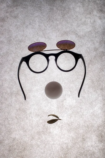 Γυαλιά Ηλίου Διπλό Γυαλί Λευκή Μπάλα Και Ένα Φύλλο Σχήμα — Φωτογραφία Αρχείου