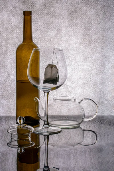 ティーバッグ付きのボトル ティーポット ガラスとまだ生活 — ストック写真