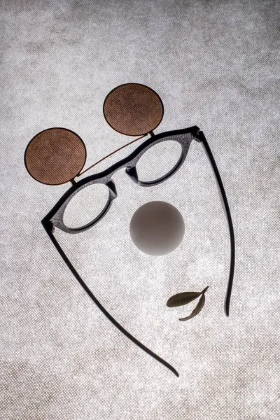 Solglasögon Med Dubbla Glas Vit Boll Och Ett Löv Form — Stockfoto