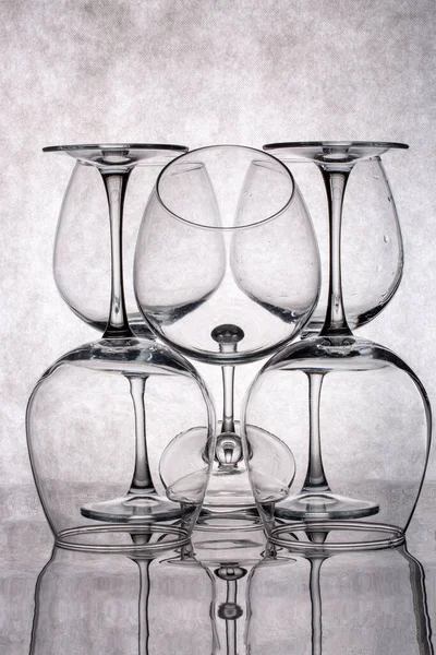 Натюрморт Скляними Предметами Сірому Фоні — стокове фото