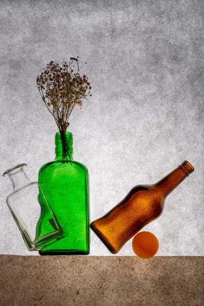 Martwa Natura Kolorowymi Butelkami Suszonymi Gałązkami Roślin — Zdjęcie stockowe