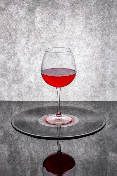 Stillleben Mit Einem Glas Rotwein Auf Einer Schallplatte — Stockfoto
