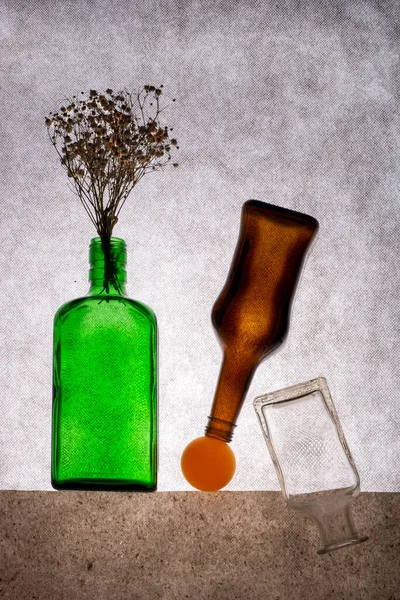 着色されたボトルと乾燥した植物の小枝とまだ生活 — ストック写真