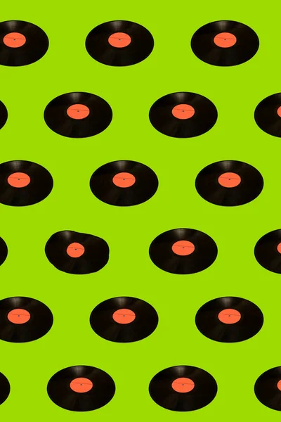 薄緑色の背景にビニールレコードのコラージュ — ストック写真