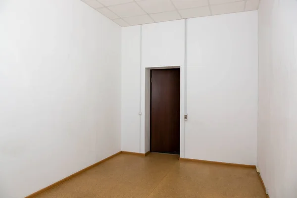 閉じたドアを持つ空の部屋のインテリア — ストック写真