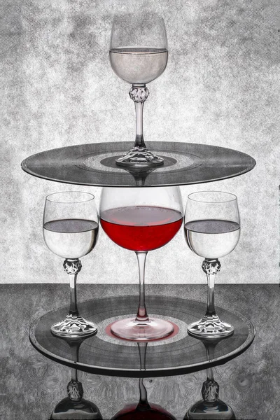 Stilleben Med Ett Glas Rött Vin Med Vinylskivor — Stockfoto