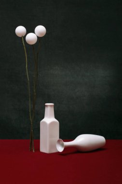 Vazolarla dolu bir hayat ve bir buket beyaz toplarla