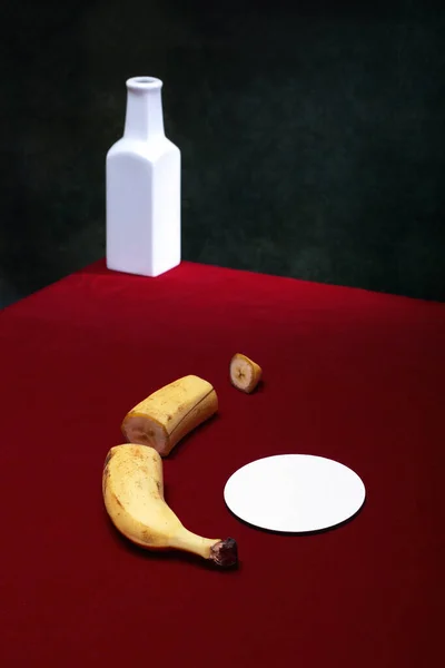 Натюрморт Бананом Красном Столе — стоковое фото