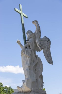 Viyana, Avusturya - 13 Haziran 2023: Angel 'ın Viyana' daki Karlsplatz Meydanı 'ndaki St. Charles Katedrali yakınlarındaki heykeli