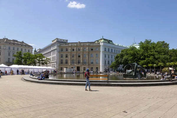 Viena Austria Junio 2023 Escultura Henry Moore Hill Arches Plaza — Foto de Stock
