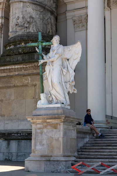 Wien Österrike Juni 2023 Angel Skulptur Nära Charles Katedralen Karlsplatz — Stockfoto