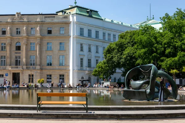Vienna Áustria Junho 2023 Henry Moore Hill Arches Escultura Praça — Fotografia de Stock