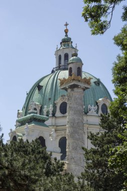 VIENNA, AUSTRIA - 13 Haziran 2023: Viyana 'daki Karlsplatz Meydanı' ndaki St. Charles Katedrali