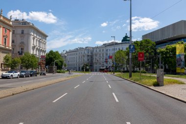 VIENNA, AUSTRIA - 13 Haziran 2023: Karlsplatz - Viyana 'nın birinci ve dördüncü bölgelerinin sınırındaki şehir meydanı