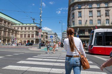 Vienna, AUSTRIA - 13 Haziran 2023 İnsanlar yaya geçidinde karşıdan karşıya geçiyor.