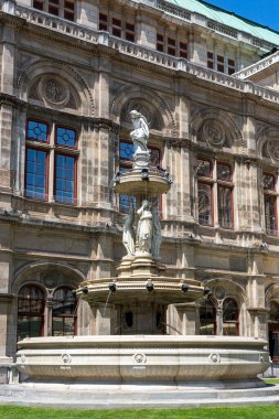 VIENNA, AUSTRIA - 13 Haziran 2023 Viyana Devlet Opera Binası yakınlarındaki çeşme