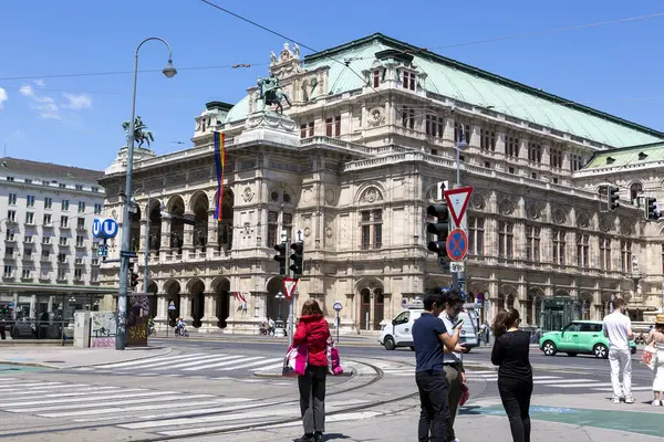 Vienna Österrike Juni 2023 Människor Gatan Nära Wiens Operahus — Stockfoto
