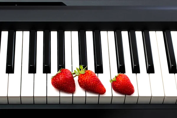 Drei Reife Erdbeeren Auf Den Klaviertasten — Stockfoto