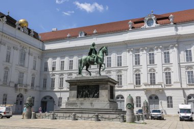 Viyana, Avusturya - 13 Haziran 2023: Viyana 'daki Josefsplatz Meydanı' nda İmparator II. Joseph 'in Binicilik Anıtı