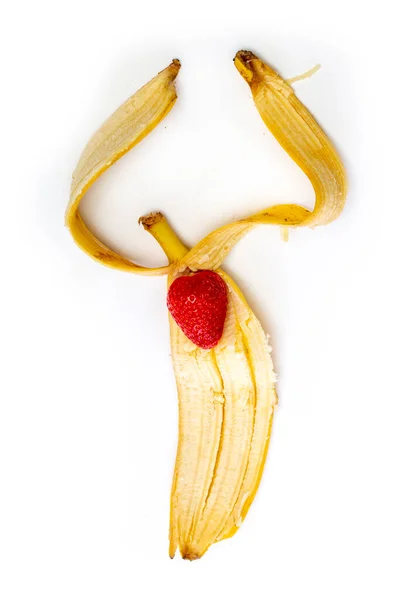 Casca Banana Madura Com Morango Fundo Branco — Fotografia de Stock