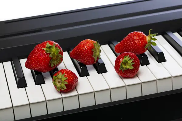 Fünf Reife Erdbeeren Auf Den Klaviertasten — Stockfoto
