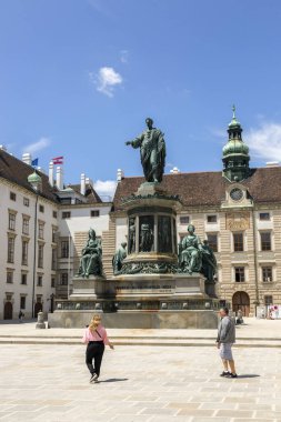 Viyana, Avusturya - 13 Haziran 2023: Viyana 'daki In der Burg Meydanı' nda Kaiser I. Franz Anıtı