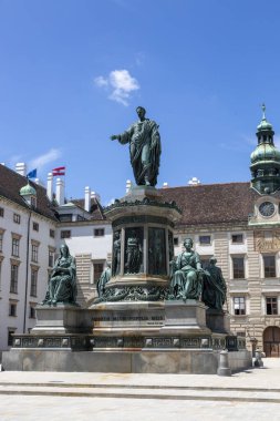 Viyana, Avusturya - 13 Haziran 2023: Viyana 'daki In der Burg Meydanı' nda Kaiser I. Franz Anıtı