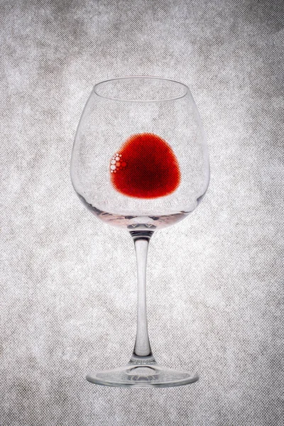 Een Glas Rode Wijn Een Grijze Achtergrond — Stockfoto