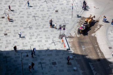 Viyana, Avusturya - 13 Haziran 2023: Gözlem güvertesinden St. Stephen Katedrali önündeki meydanın görüntüsü