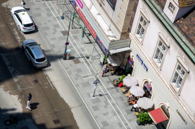 Viyana, Avusturya - 13 Haziran 2023: Gözlem güvertesinden St. Stephen Katedrali önündeki meydanın görüntüsü