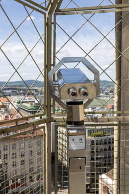 St. Stephen Katedrali 'nin gözlem güvertesinde dürbün var.